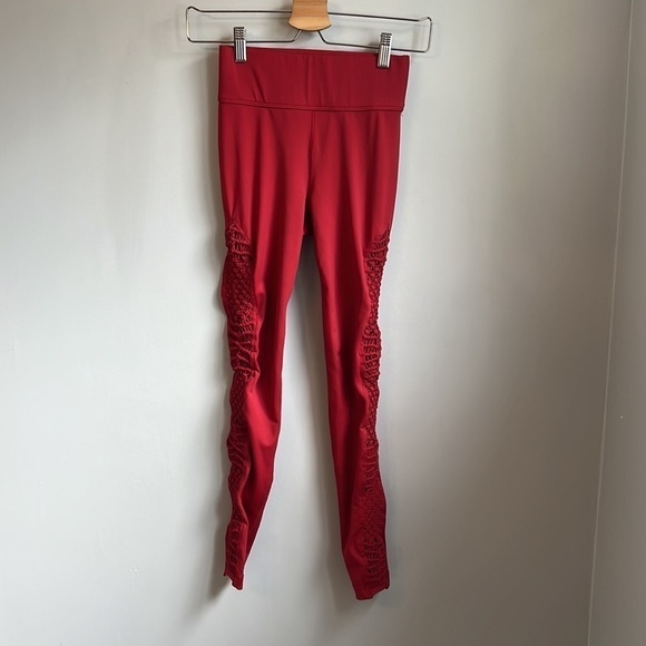 Carbon38 Tanjung Red Dahlia Macrame Leggings SZ XS - Picture 3 of 7